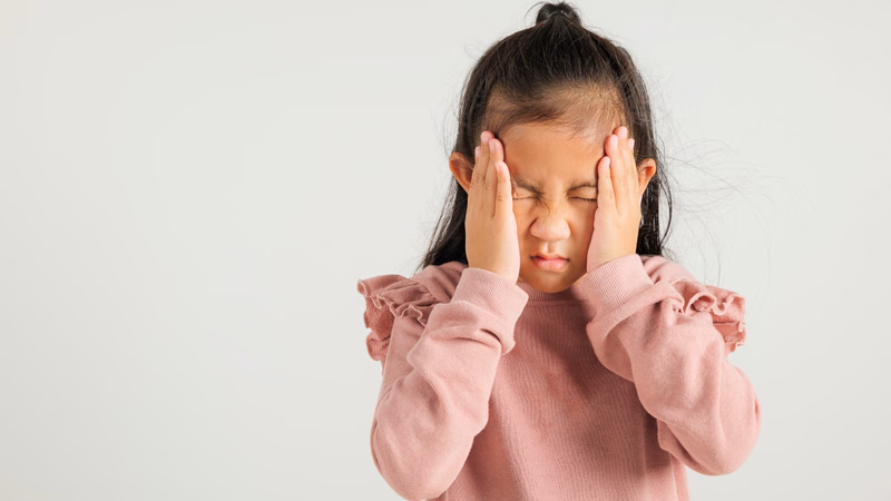 Sơ cứu hạ nhiệt và nới lỏng quần áo cho trẻ khi có dấu hiệu kiệt sức vì nắng nóng