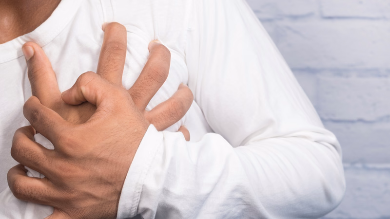 Nếp nhăn chéo ở dái tai và biểu hiện bất thường trên khuôn mặt có thể liên quan nguy cơ tim mạch