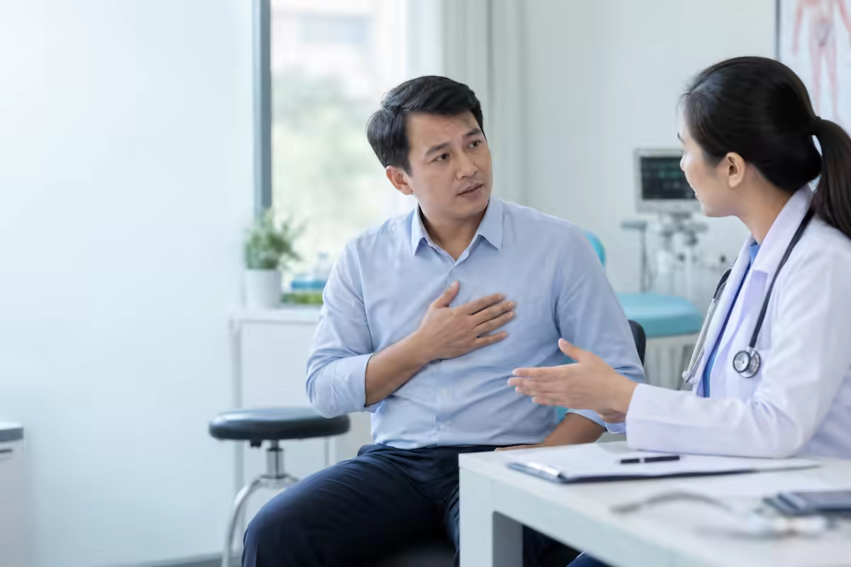 Người bệnh trao đổi với bác sĩ để phân biệt đau ngực do tim và lo âu