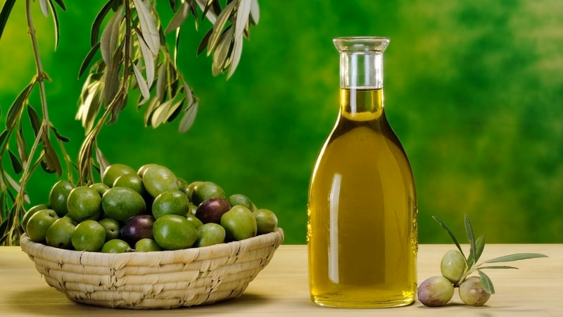 Phân biệt dầu ô liu nguyên chất và dầu ô liu tinh luyện qua màu sắc và phương pháp chế biến