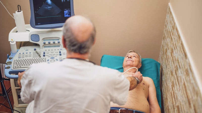 Hình ảnh lấy mẫu máu xét nghiệm nhằm kiểm tra các chỉ số men tim và mỡ máu