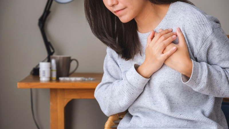 Hình ảnh bác sĩ tiến hành siêu âm tim để đánh giá cấu trúc và chức năng tim cho người bệnh đau ngực