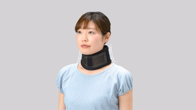 Bệnh nhân thực hiện phương pháp vật lý trị liệu phục hồi chức năng cột sống cổ