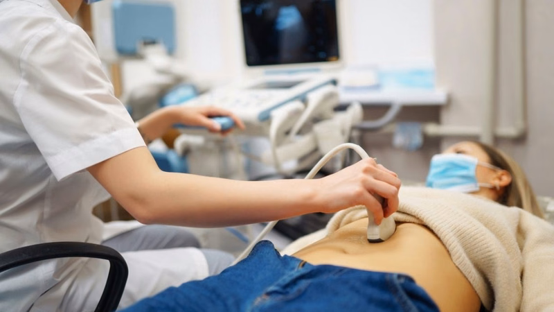Bác sĩ phân tích chỉ số ĐKTS trên hình ảnh siêu âm để đánh giá sức khỏe