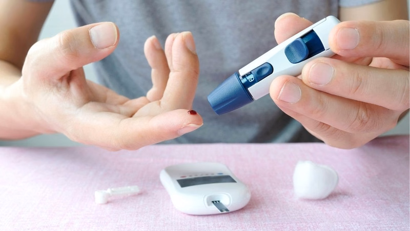 Người bệnh tiểu đường thăm khám mắt định kỳ với bác sĩ chuyên khoa mắt