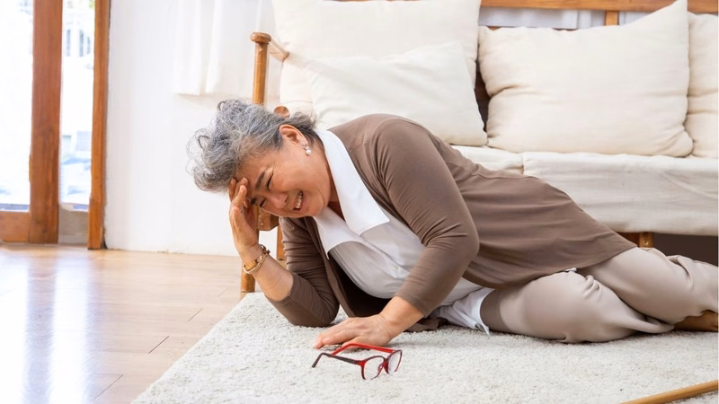 Bác sĩ tư vấn chế độ dinh dưỡng và kiểm tra đường huyết định kỳ