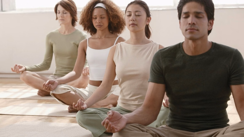 Hoạt động thể chất và tập yoga hàng ngày hỗ trợ tăng độ nhạy insulin và kiểm soát đường huyết