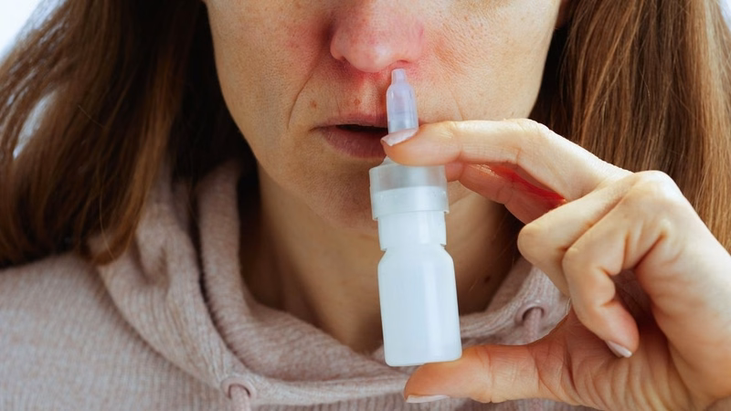 Bác sĩ chuyên khoa tai mũi họng thăm khám và tư vấn phương pháp cải thiện giọng mũi