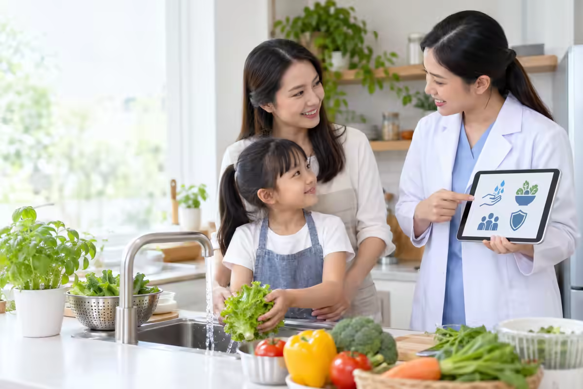 Gia đình rửa rau và được dược sĩ hướng dẫn phòng nhiễm giun sán