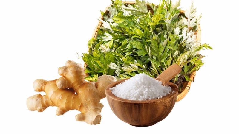 Phương pháp ngâm chân bằng thảo dược gừng muối ngải cứu giúp thư giãn cơ thể