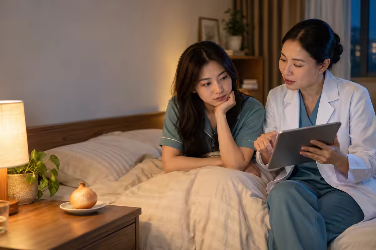 Củ hành tây đặt trên bàn đầu giường trong khi người dùng tìm hiểu thực hư mẹo dân gian