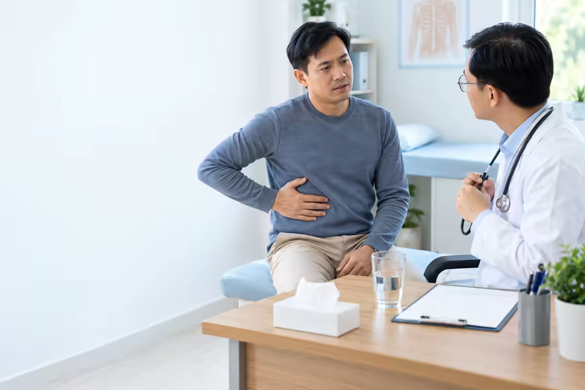 Bác sĩ thăm khám khi ho nhiều kèm đau vùng sườn phải