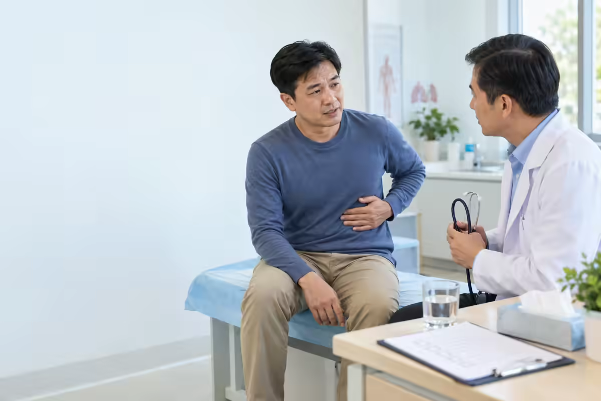 Bác sĩ thăm khám khi ho nhiều kèm đau vùng sườn trái