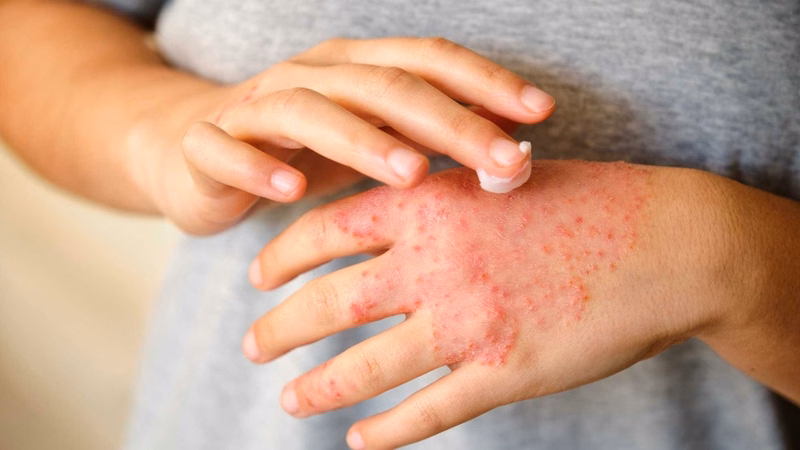 Trưng bày hoa thủy tiên trang trí an toàn trong không gian sống của gia đình