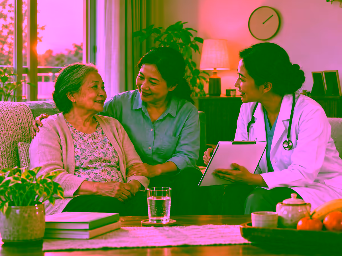 Gia đình và bác sĩ hướng dẫn chăm sóc người lớn tuổi buổi chiều tối