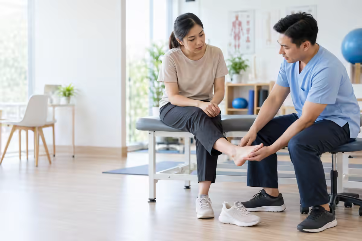 Người bệnh được chuyên viên hướng dẫn vận động cổ chân nhẹ nhàng