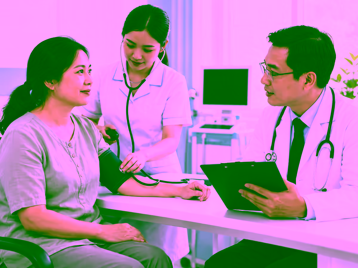Bác sĩ theo dõi huyết áp và tư vấn hội chứng PRES
