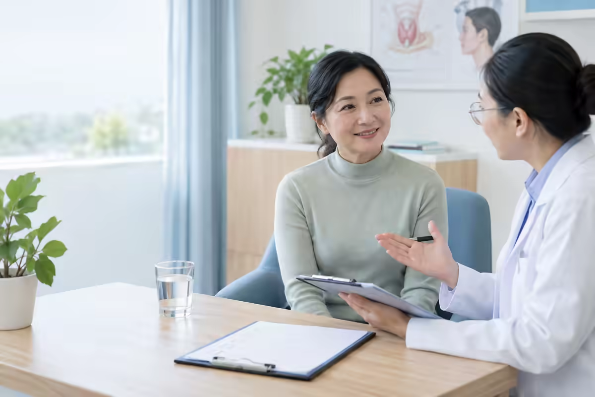 Người bệnh được bác sĩ hướng dẫn theo dõi và hồi phục sau phẫu thuật tuyến giáp