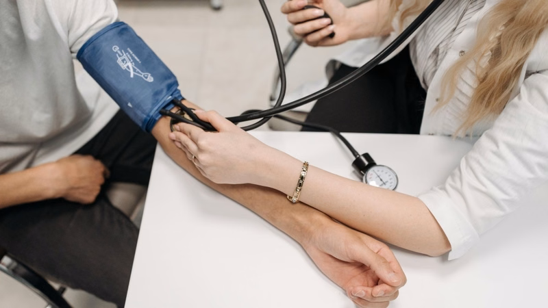 Dụng cụ đo huyết áp và bảng kiểm tra sức khỏe tim mạch cho công dân