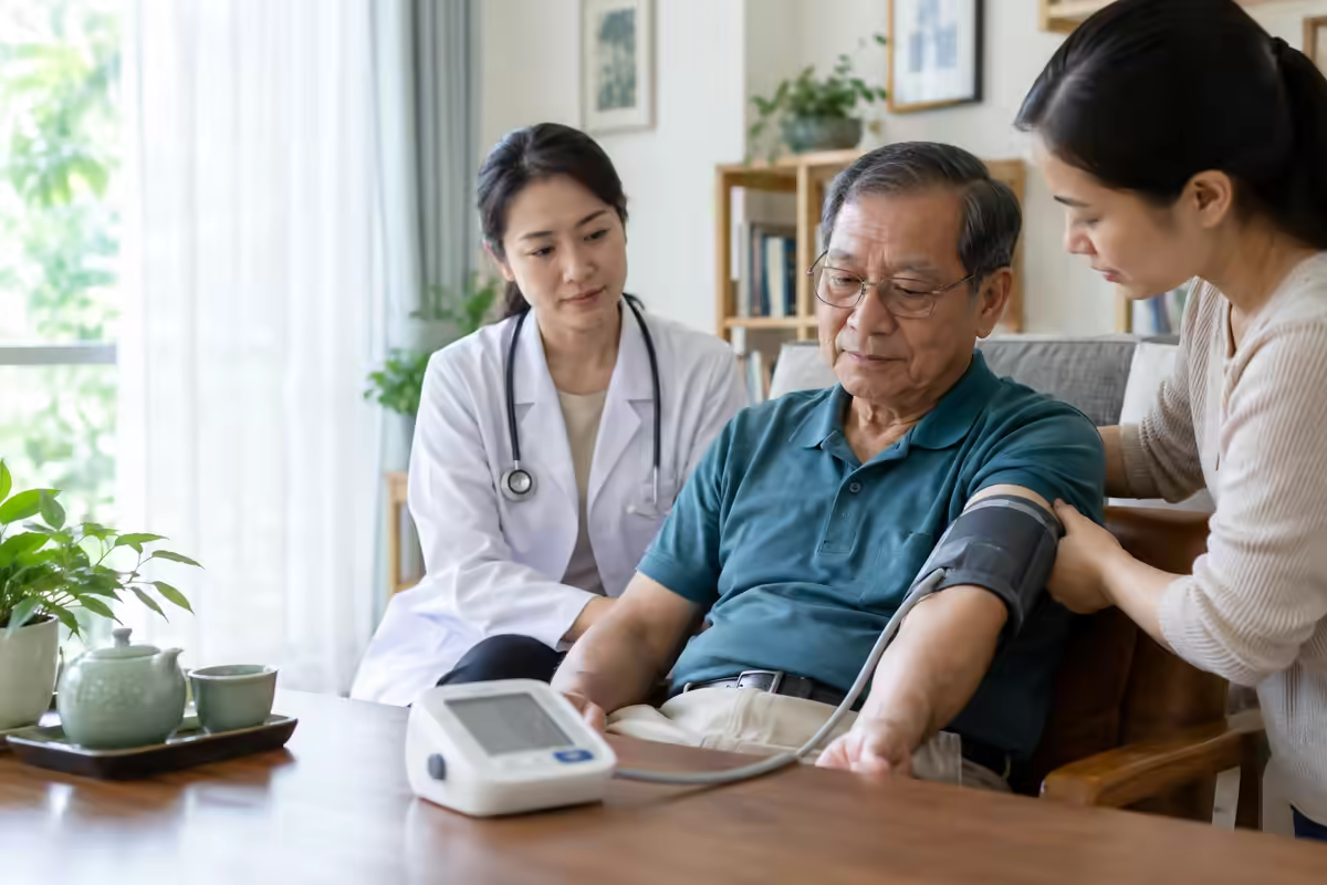 Người cao tuổi được đo huyết áp tại nhà với người thân theo dõi chỉ số