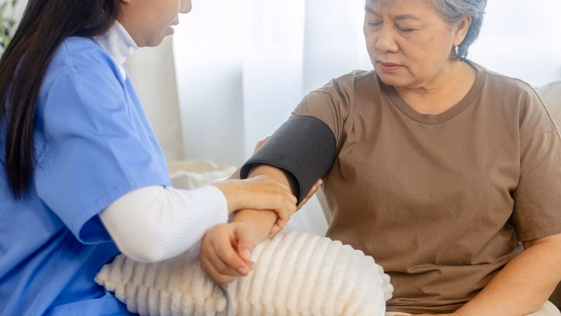 Bác sĩ kiểm tra huyết áp định kỳ để theo dõi chỉ số huyết áp hiệu số và sức khỏe tim mạch