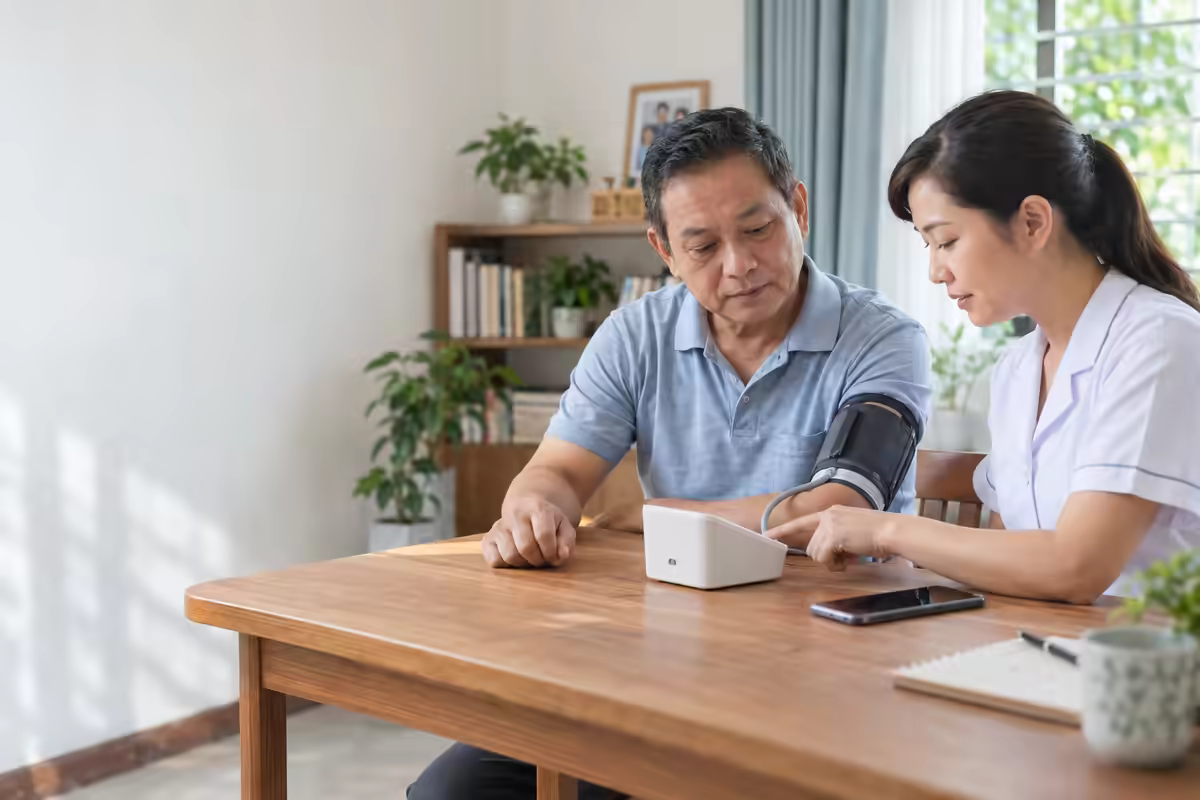 Người bệnh được đo huyết áp đúng tư thế và trao đổi về cách xử trí chỉ số cao