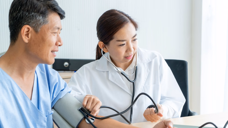 Nghỉ ngơi ở nơi thoáng mát giúp thả lỏng cơ thể khi phát hiện chỉ số huyết áp tăng cao