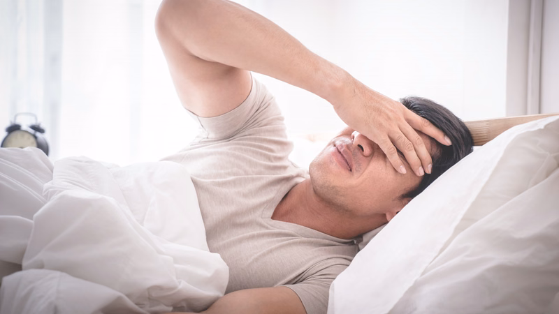 Người bệnh đo huyết áp tại nhà bằng máy đo điện tử để theo dõi biến động chỉ số