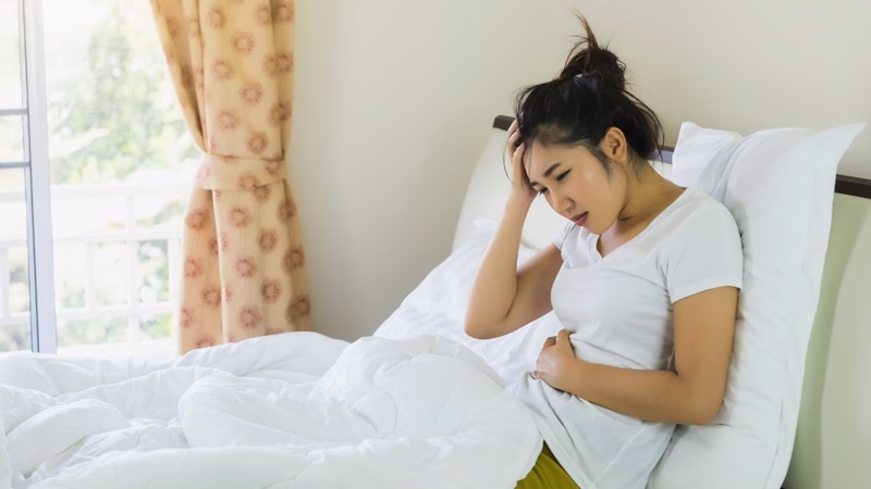 Sơ cứu đúng tư thế khi bị tụt huyết áp bằng cách nằm nghỉ kê cao chân