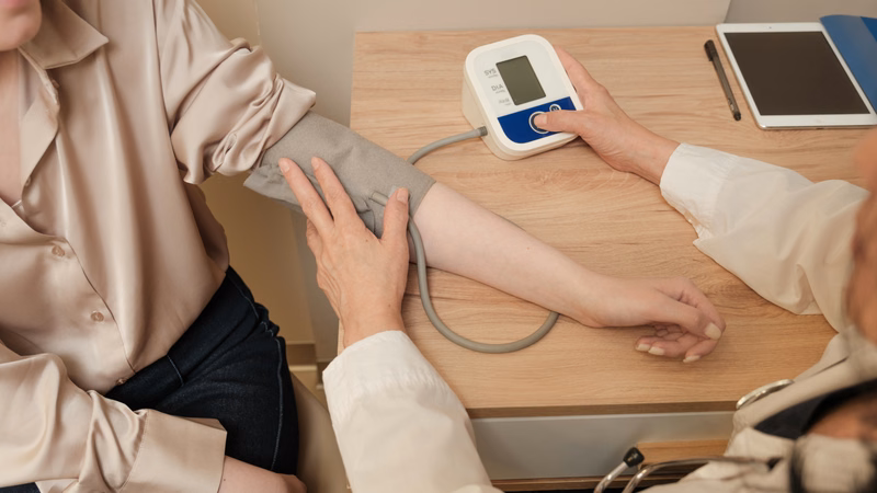 Người bệnh bị chóng mặt hoa mắt do huyết áp thấp đột ngột đang được hướng dẫn nghỉ ngơi