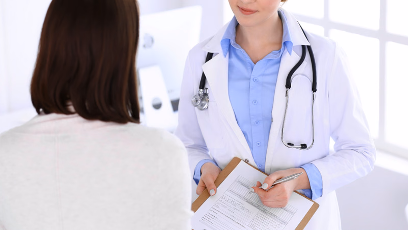 Bác sĩ phân tích kết quả xét nghiệm và tư vấn chỉ định khám cận lâm sàng cho người bệnh