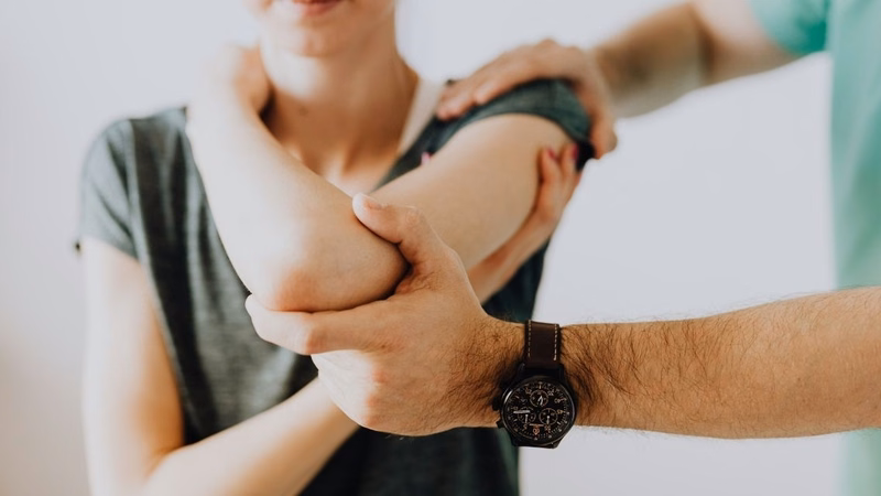 Kỹ thuật viên thực hiện xét nghiệm cận lâm sàng hỗ trợ chẩn đoán y khoa