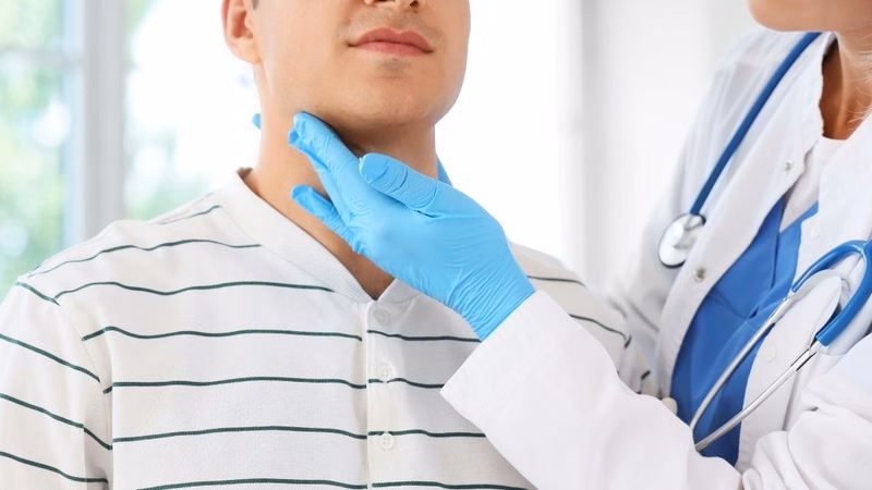 Bác sĩ tiến hành khám lâm sàng và trao đổi thông tin sức khỏe với người bệnh