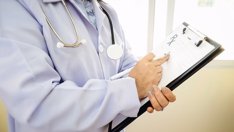 Bác sĩ thực hiện thăm khám ngoại tổng quát lâm sàng cho người bệnh