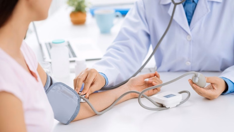 Bác sĩ tư vấn kết quả khám sức khỏe tổng quát và chỉ số đánh giá chức năng thận cho người bệnh