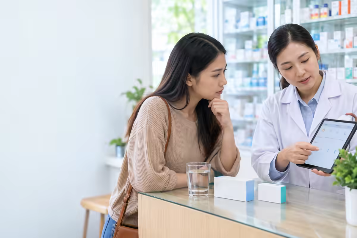 Người bệnh hỏi dược sĩ về cách dùng kháng sinh và thuốc hạ sốt
