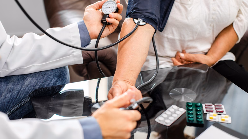 Bác sĩ kiểm tra huyết áp và tư vấn sức khỏe tim mạch cho người bệnh
