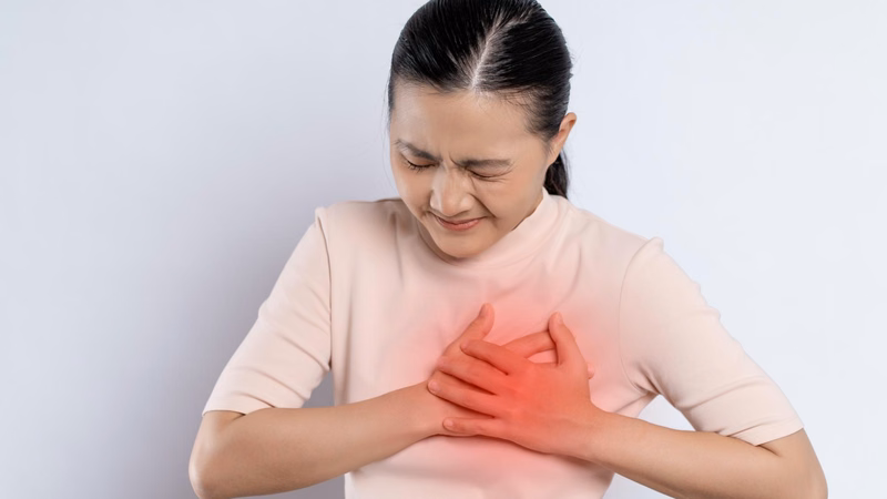 Bác sĩ kiểm tra tim mạch và hô hấp cho bệnh nhân gặp tình trạng hụt hơi khó thở