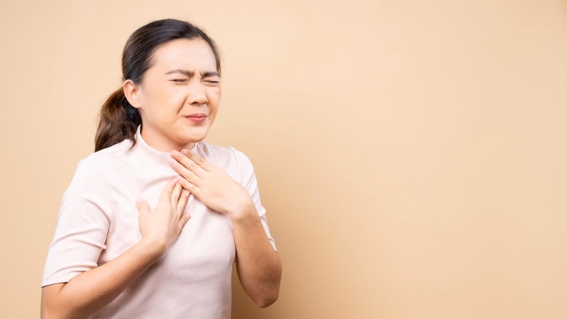 Người bệnh cảm thấy tức ngực khó thở đột ngột đang cần ngồi nghỉ ổn định nhịp thở