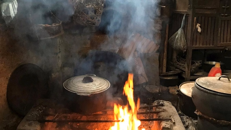 Tác hại của khói củi đối với hệ hô hấp và sức khỏe gia đình