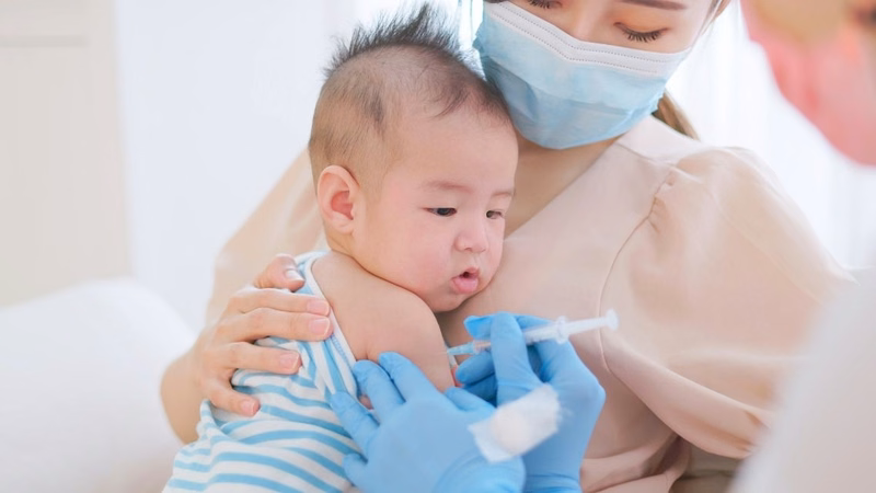 Nhân viên y tế tiêm vắc xin và tư vấn theo dõi sức khỏe cho người được tiêm