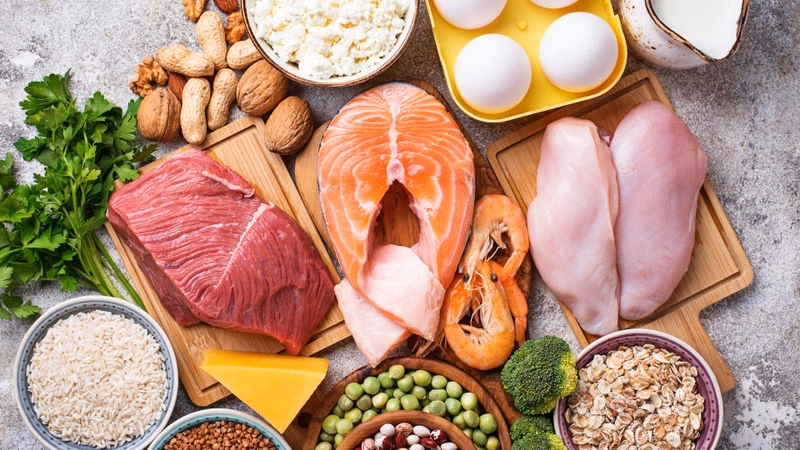 Uống đủ nước mỗi ngày hỗ trợ thận bài tiết axit uric hiệu quả