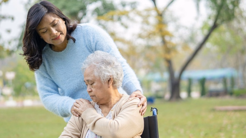 Người chăm sóc nghỉ ngơi và chia sẻ công việc chăm sóc bệnh nhân với gia đình