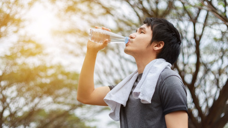 Bổ sung đủ nước và điện giải khi lao động ngoài trời nắng nóng.