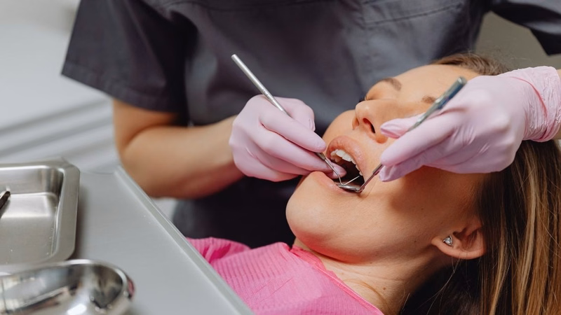 Bác sĩ kiểm tra tình trạng viêm tủy và xác định các yếu tố ảnh hưởng đến giá lấy tủy răng số 7
