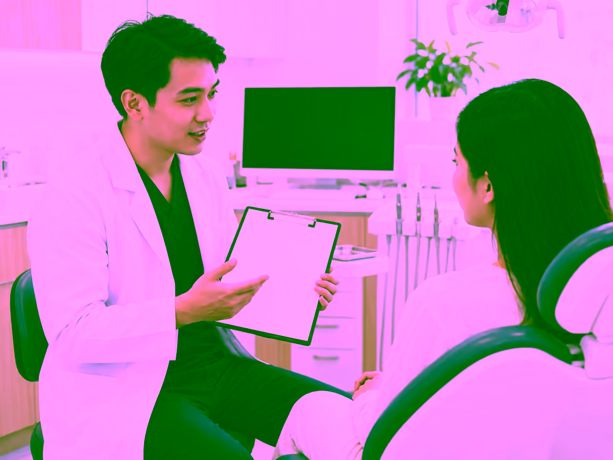 Bác sĩ nha khoa tư vấn lệch hàm