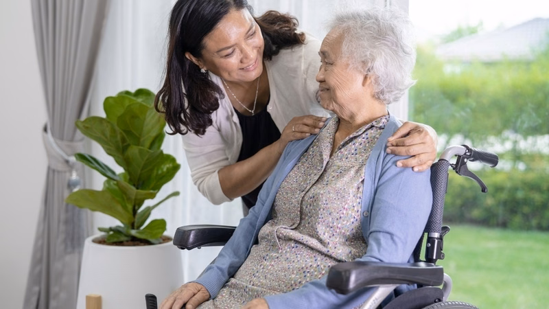 Bác sĩ hướng dẫn người bệnh liệt nửa người thực hiện bài tập vật lý trị liệu phục hồi vận động
