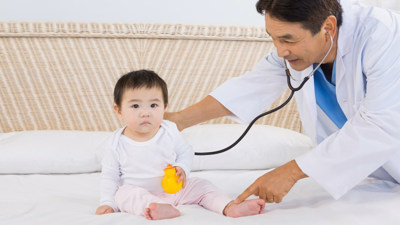 Nhân viên y tế kiểm tra cân nặng của trẻ trước khi chỉ định tiêm kháng thể đơn dòng Beyfortus phòng RSV