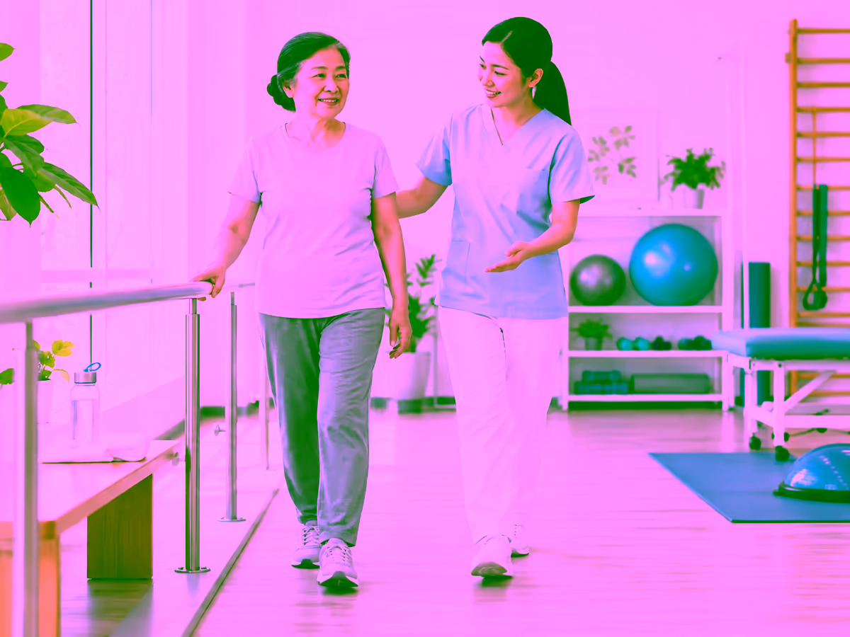 Chuyên gia hướng dẫn người loãng xương đi bộ an toàn