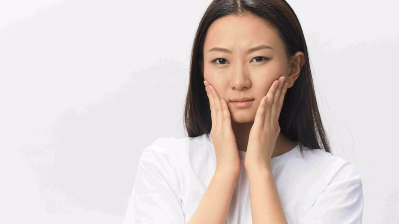 Hình ảnh minh họa cảm giác tê rần và châm chích như kiến bò trên khuôn mặt